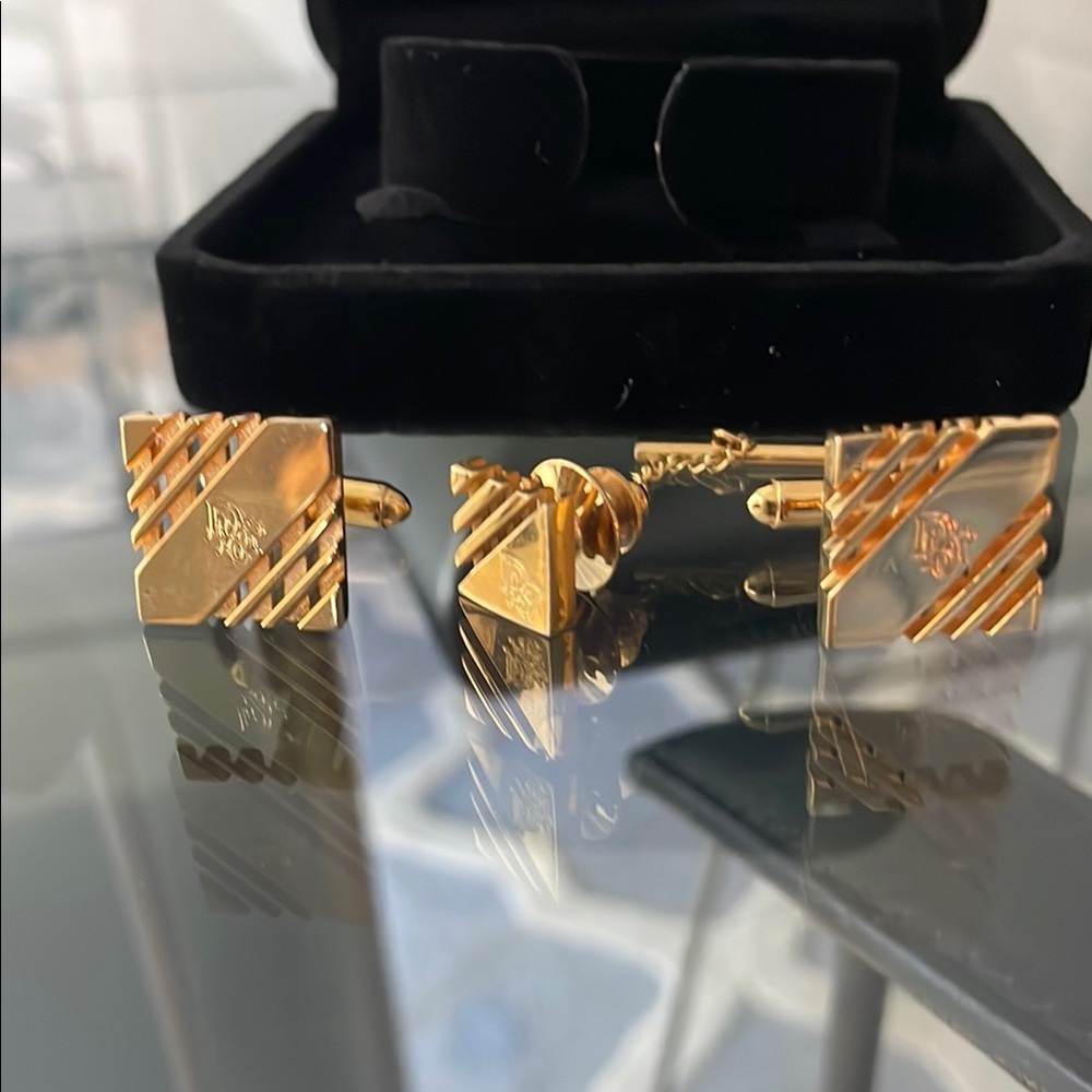 ChristianDIOR Gold Cufflinks Set